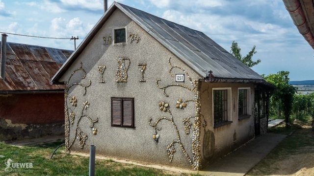 Nádherná kamienková výzdoba domčeka popri ceste na festivale