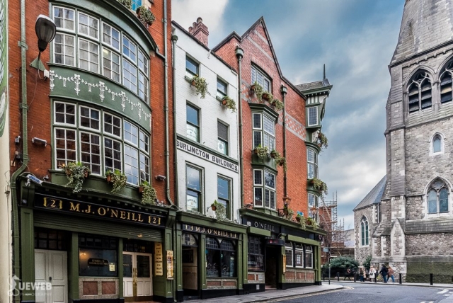 Pohľad na krásny viktoriánsky O'Neills pub z ulice Church lane