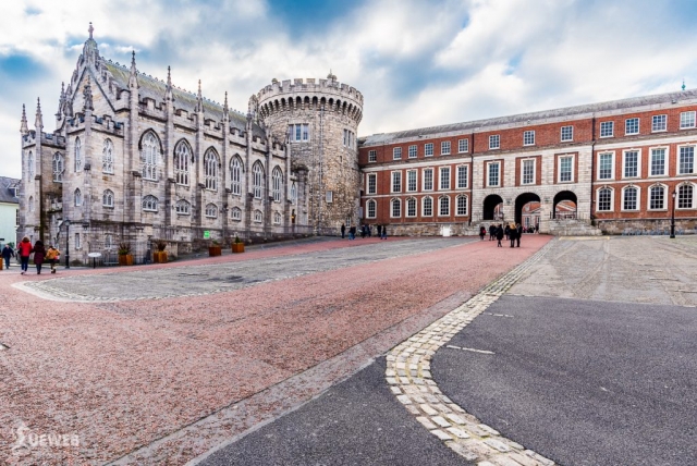 Dolné nádvorie Dublinského hradu s kráľovskou kaplnkou a normanskou vežou