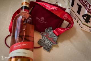 Krásna medaila z pretekov Chateau run Topoľčianky s fľašou dobrého vína