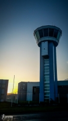 Riadiaca veža letiska pri západe slnka