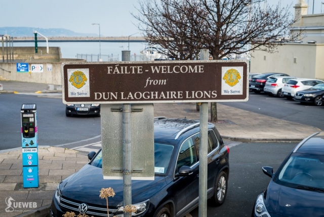 Uvítacia tabuľa klubu Dún Laoghaire Lions venujúca sa lokálnym humanitárnym aktivitám